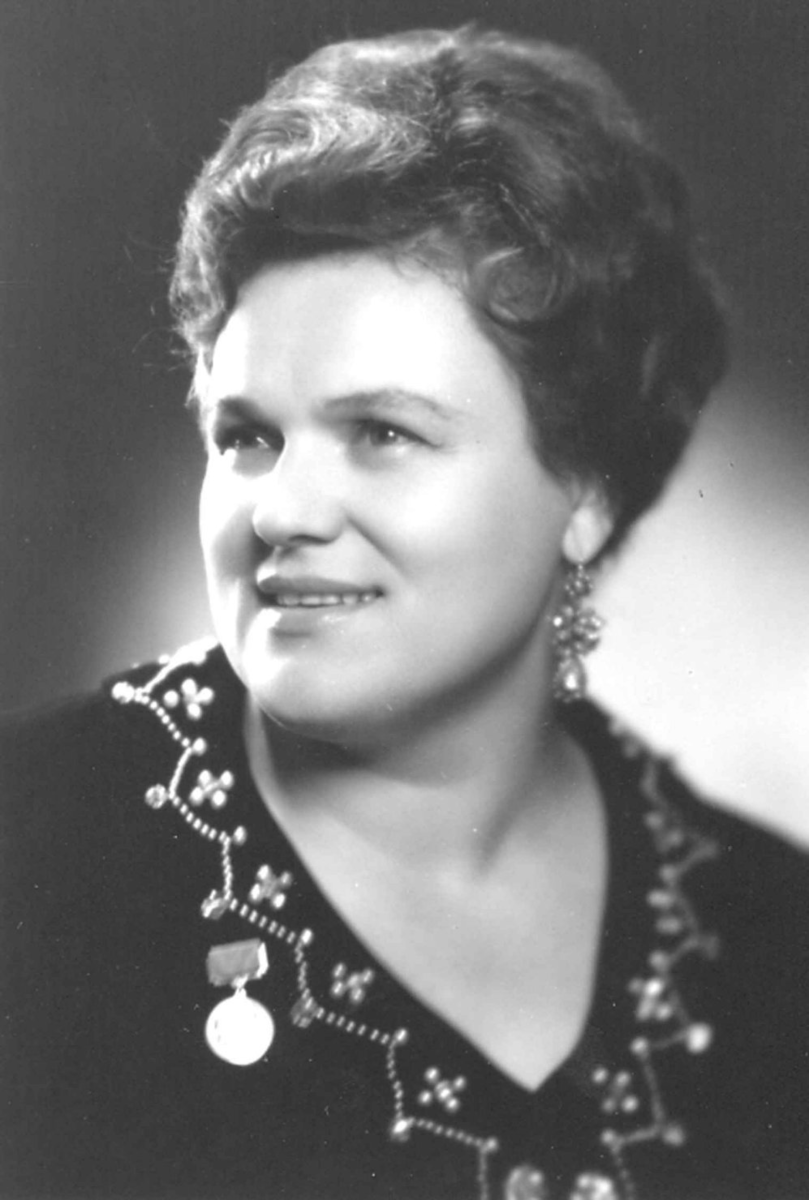 Приветствую Вас, дорогие читатели канала Aysylu JewelryArt! Предлагаю Вам, вместе полюбоваться и рассмотреть личную коллекцию ювелирных украшений прекрасной Людмилы Зыкиной.-8-2