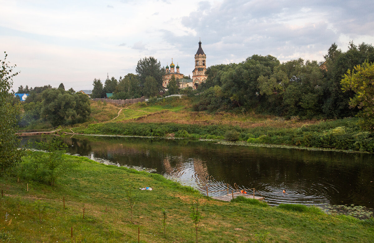 Воскресенская церковь села Колычёво и река Пахра. Московская область, городской округ Домодедово. Фото автора статьи 