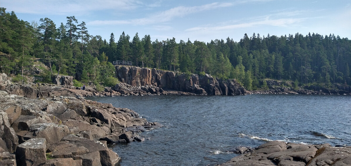 Скалистый берег Валаама впечатляет