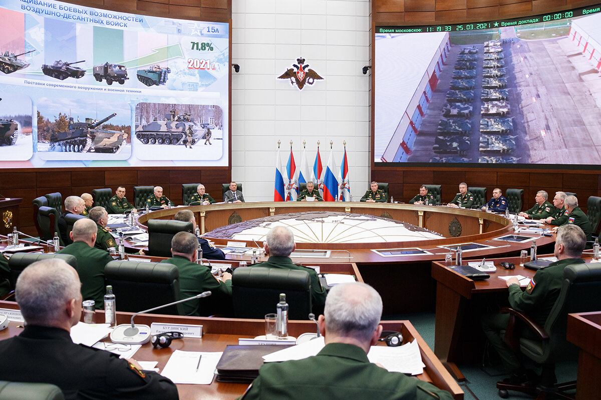 На военном совещании.  фото: картинки  яндекса.