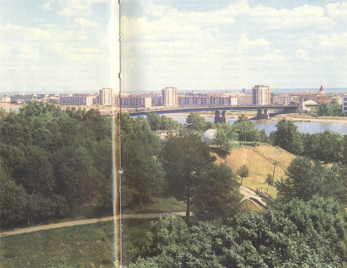 Новгород. Вид на мост и новые кварталы на наб. А. Невского с Федоровской башни.