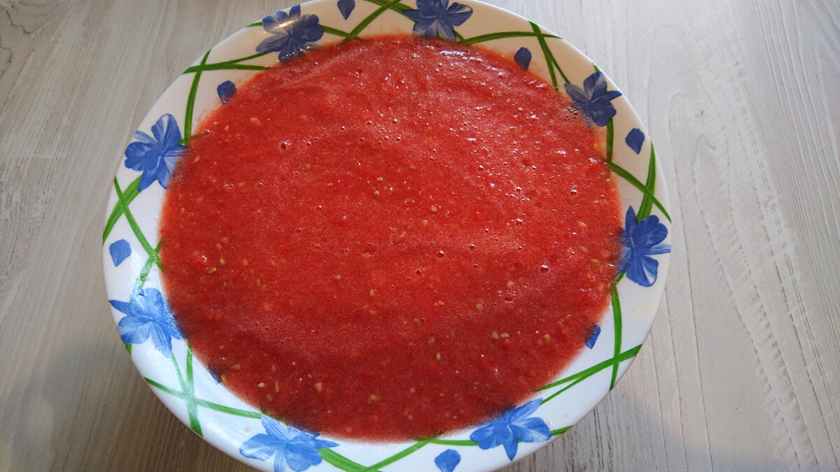 Ингредиенты : Помидоры - 1 кг. Перец острый - 1 шт (большой) . Чеснок свежий - 40 гр. Сахар - 2 ст.л. Соль по вкусу. 