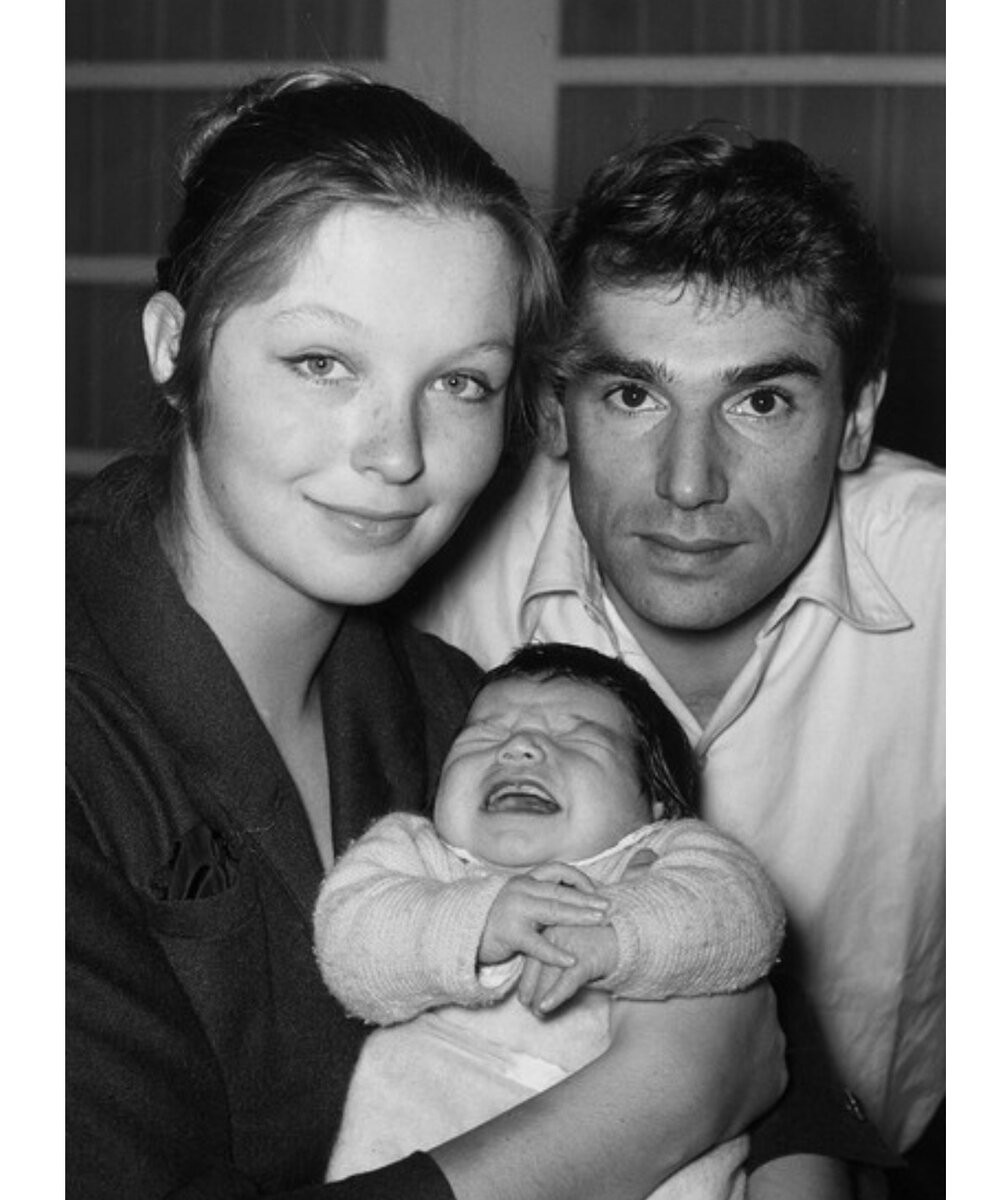 Робер оссейн и его дети. Мужья марины влади. Дети марины влади фото. Каролин эльяшев жена робера оссейна. Влади и оссейн.