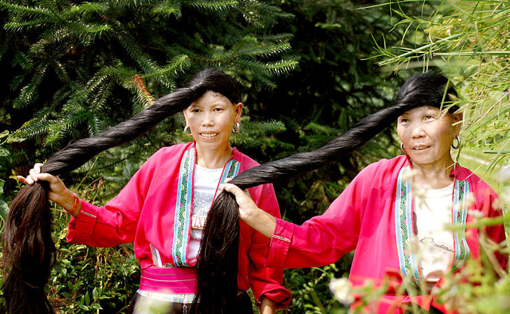 Женщины Яоской народности, проживающие в Южном Китае славятся невероятно густыми и длинными волосами