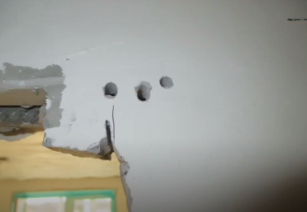 Три отверстия для поиска окончания арматуры. Здесь на фото стена уже выпилена.