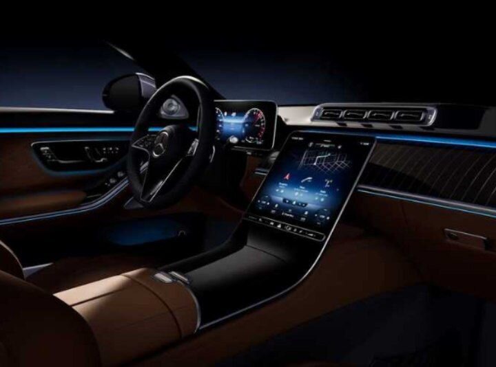 Интерьер водительского места. 