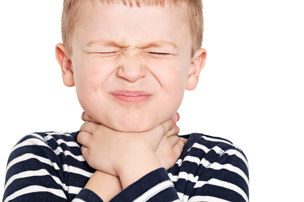 Боль в горле у ребенка: что и как в этом случае делать родителям?