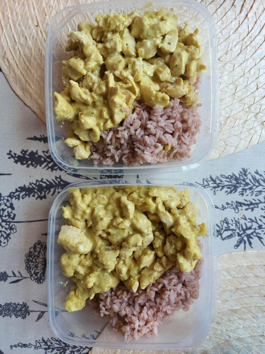 Курица карри и красный рис. 441 ккал на порцию.