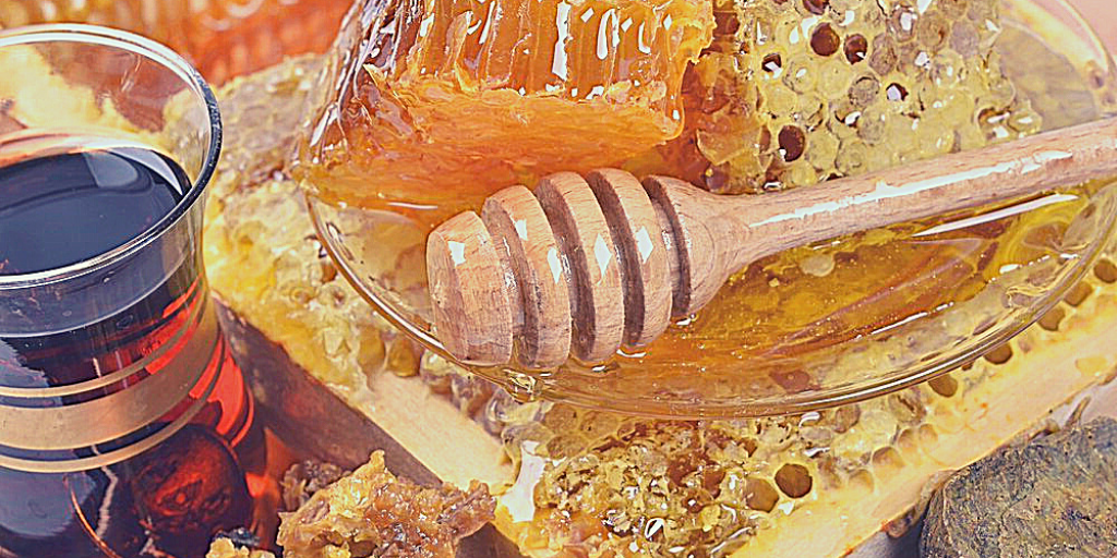 Мед с прополисом. Прополис медовый. Мёд с пергой. Мёд прополис мёд. Мед и продукты пчеловодства