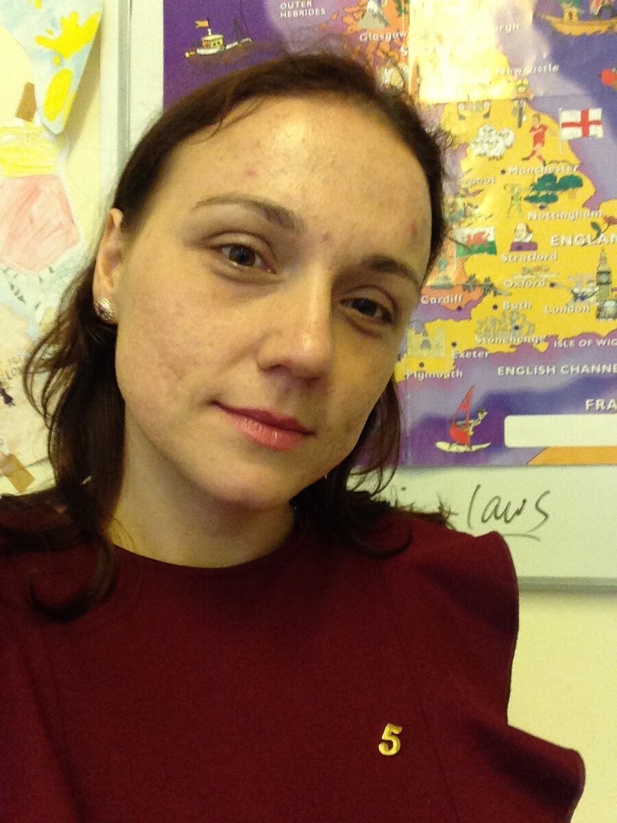 УЧИТЕЛЬ, немного психолог, мотиватор, вдохновитель, хранитель секретов, шпион, одним словом, ВОЛШЕБНИК!