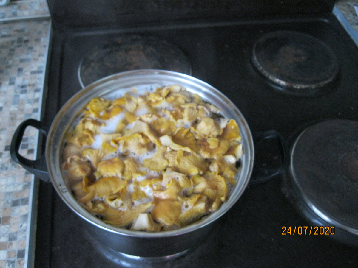 Суп из лисичек - варка грибов