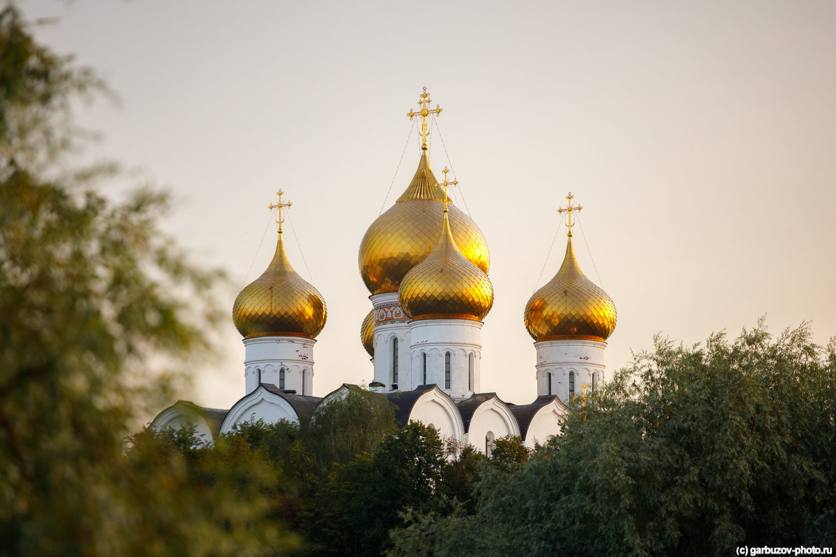 Купола Успенского собора в Москве