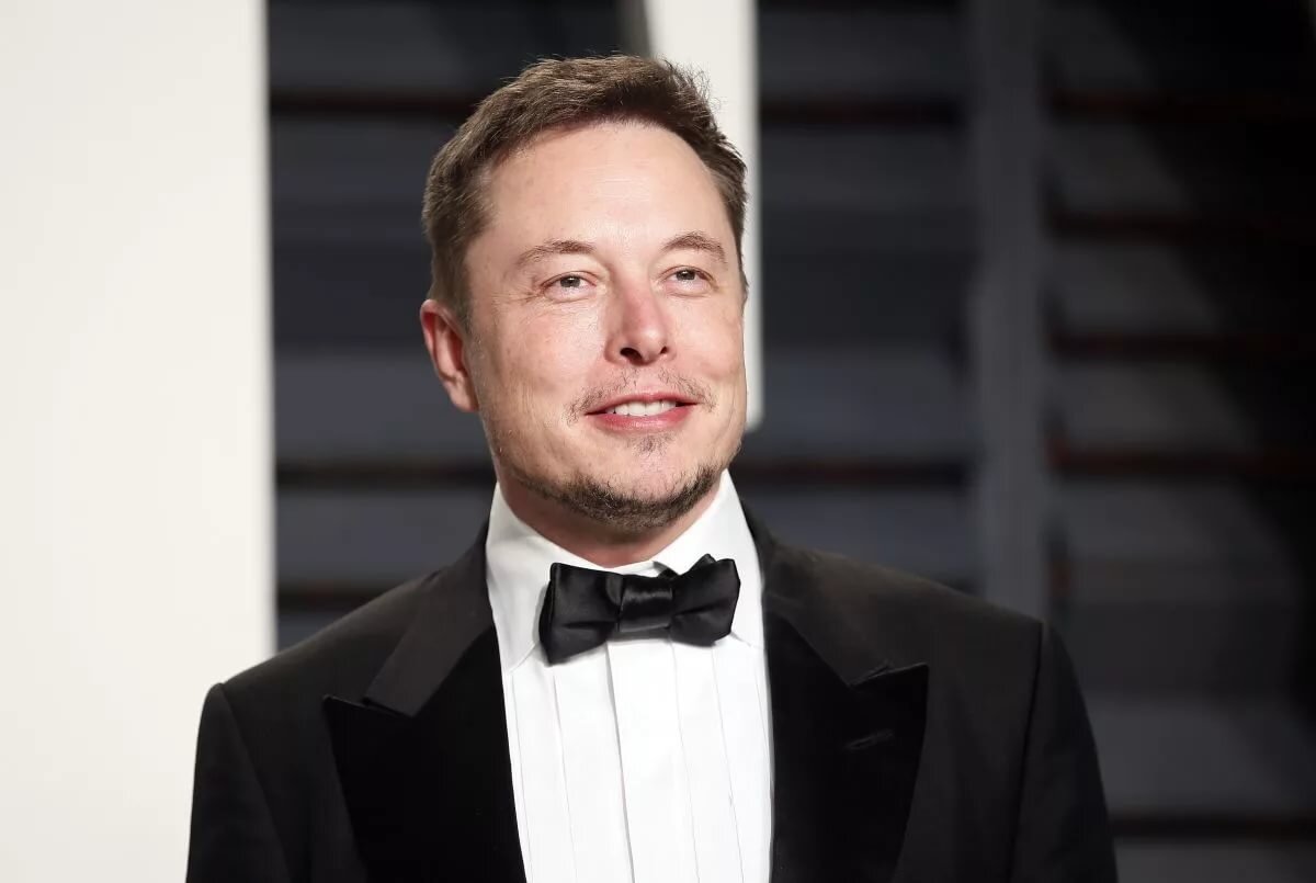 Состояние основателя компаний Tesla и SpaceX Илона Маска выросло в 3,7 раза с начала нынешнего года, достигнув рекордных 101 миллиарда долларов. Об этом свидетельствуют данные Bloomberg Billionaires Index. В начале этого года состояние Маска составляло 27,4 миллиарда долларов. Однако быстрый рост стоимости акций Tesla позволил предпринимателю стать богаче еще на 73,6 миллиарда долларов. 26 августа ценные бумаги автогиганта выросли в цене на 6,45 процента, до 2153,17 доллара за штуку. В январе стоимость акций Tesla составляла 430,26 доллара.
Маск остается на четвертом месте в рейтинге Bloomberg. Первое место занимает глава Amazon Джефф Безос с состоянием в 202 миллиарда долларов, на втором — основатель Microsoft Билл Гейтс (124 миллиарда долларов). На третьей строчке — основатель Facebook Марк Цукерберг (115 миллиардов долларов).
В августе Tesla объявила о сплите (разделении) акций «пять к одному», чтобы сделать свои ценные бумаги более доступными для сотрудников и инвесторов. Маск ранее отчитался о четвертом подряд прибыльном квартале для автопроизводителя.