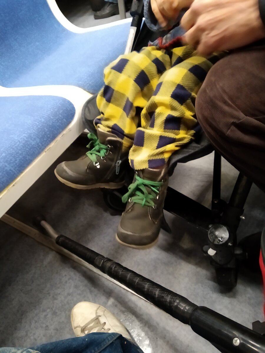 Мы мокрые ползем домой из адв