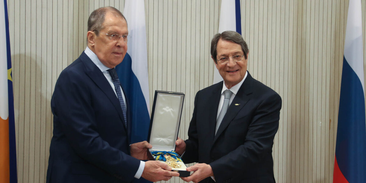 С.В. Лавров получает орден. Фото с сайта Президента Кипра https://www.pio.gov.cy/ανακοινωθέντα-άρθρο.html?id=15559#flat