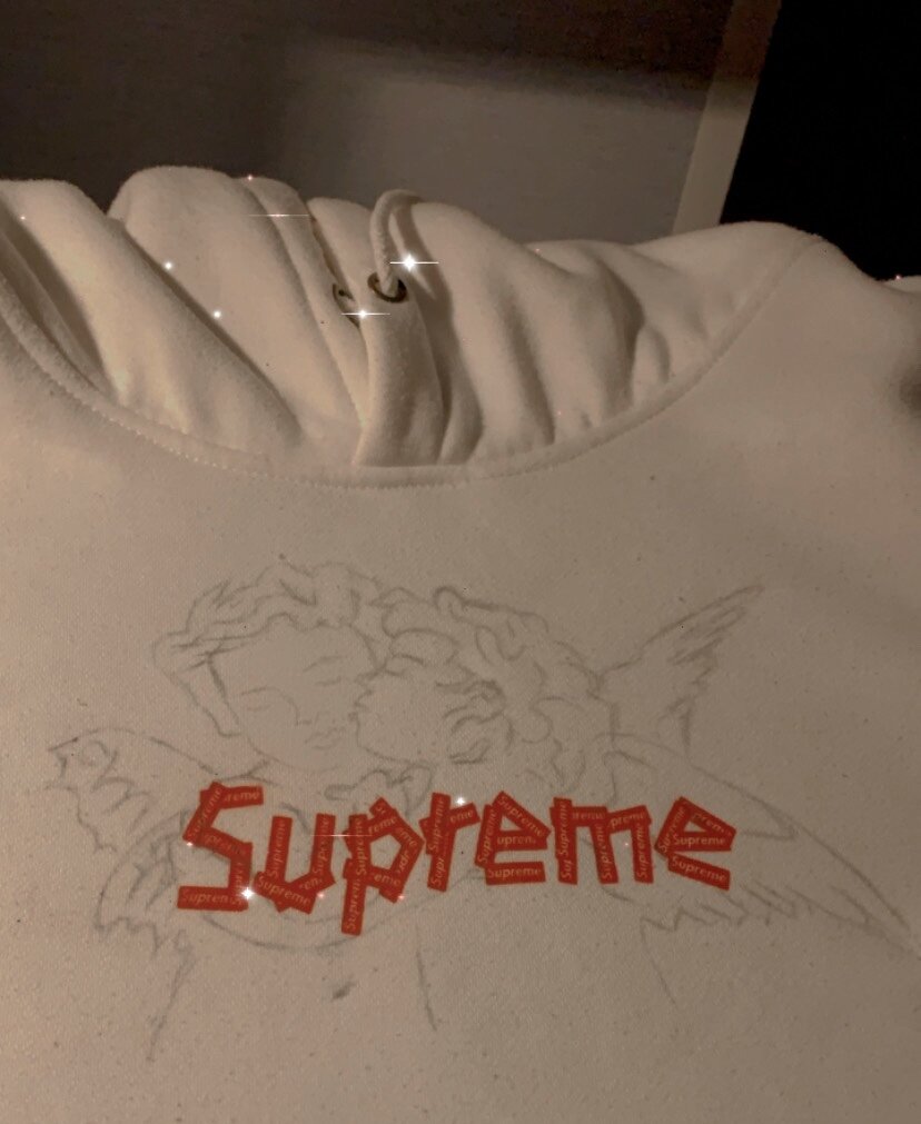 Сперва создаем рисунок на ткани. В моем случае я использовала копировку(для ткани).