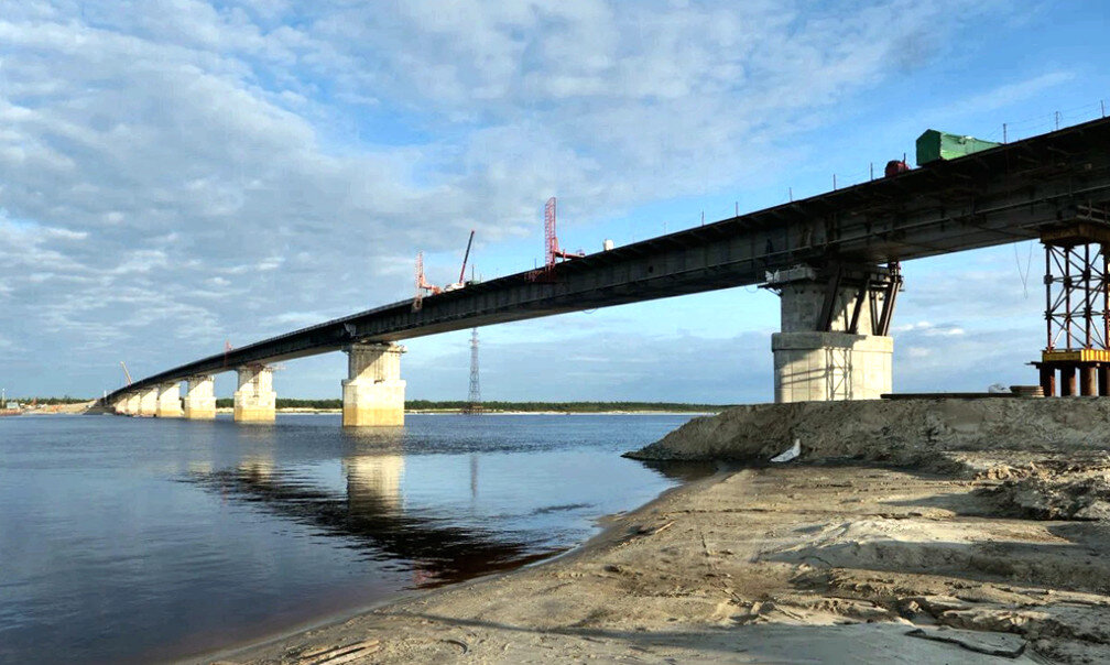           На 6 сентября 2020 года уже завершена укладка дорожного полотна на мосту и подъездных путях, интенсивно идет монтаж ограждений и освещения. Наконец то уренгойцы встретят зиму без проблем с переправой через реку Пур.ов.                            Строить мост через Пур начали в декабре 2018 года. Это ключевой инфраструктурный объект для восточной части округа, который обеспечит транспортную связанность Пуровского, Тазовского и Красноселькупского районов с основной сетью региональных дорог. Как сообщает пресс-служба губернатора автономного округа, с вводом нового моста будет решен вопрос непрерывного транспортного сообщения, который дважды в год возникал в период распутицы.
Длина нового моста составит 1023 метра, с подходами и насыпью — почти 1700 метров. Имя для него выбирали жители Ямала в ходе голосования. Он будет называться Пуровский мост.
Как ранее сообщал губернатор Ямала Дмитрий Артюхов, строительство моста идет с опережением графика и будет завершено раньше срока, в конце 2020 года.