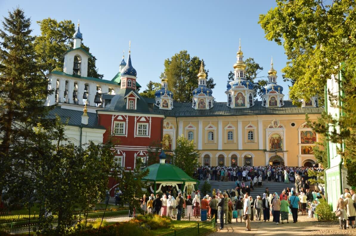 2. Псково-Печерский монастырь Мужской. Построен в 1473 году. Название происходит от находящихся на его территории пещер, именуемых «Созданные Богом». Пещеры делятся на ближние и дальние, последние – среди прочего кладбище обители. Примечателен и тем, что никогда не закрывался. Святыни – чудотворная икона Успения божьей матери, списки других ценных икон, мощи преподобных. У крепостных стен здесь свои особенности, а рядом имеются святые источники. 
