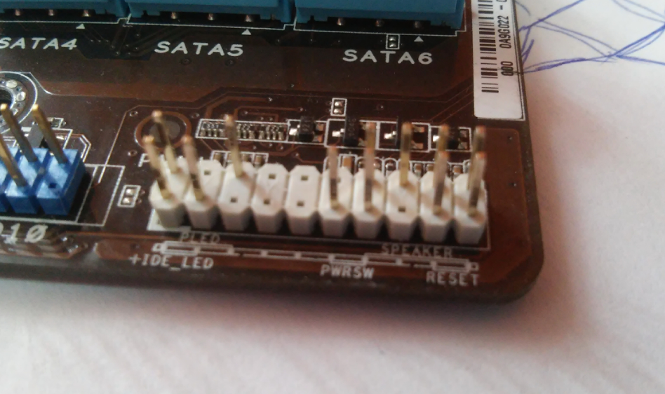 Контакты кнопки включения на материнской плате с подписями