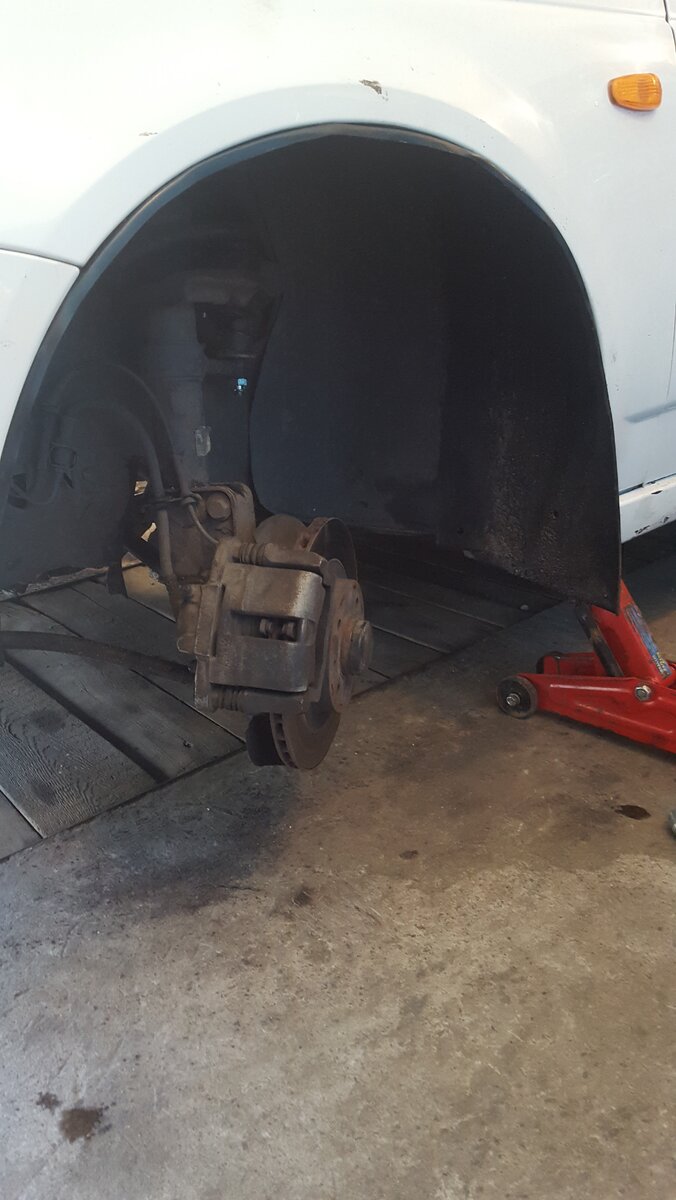 Поднять автомобиль, выкрутить колеса