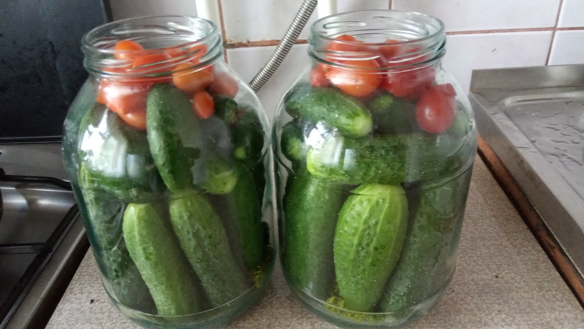 Огурцы разложены в банки