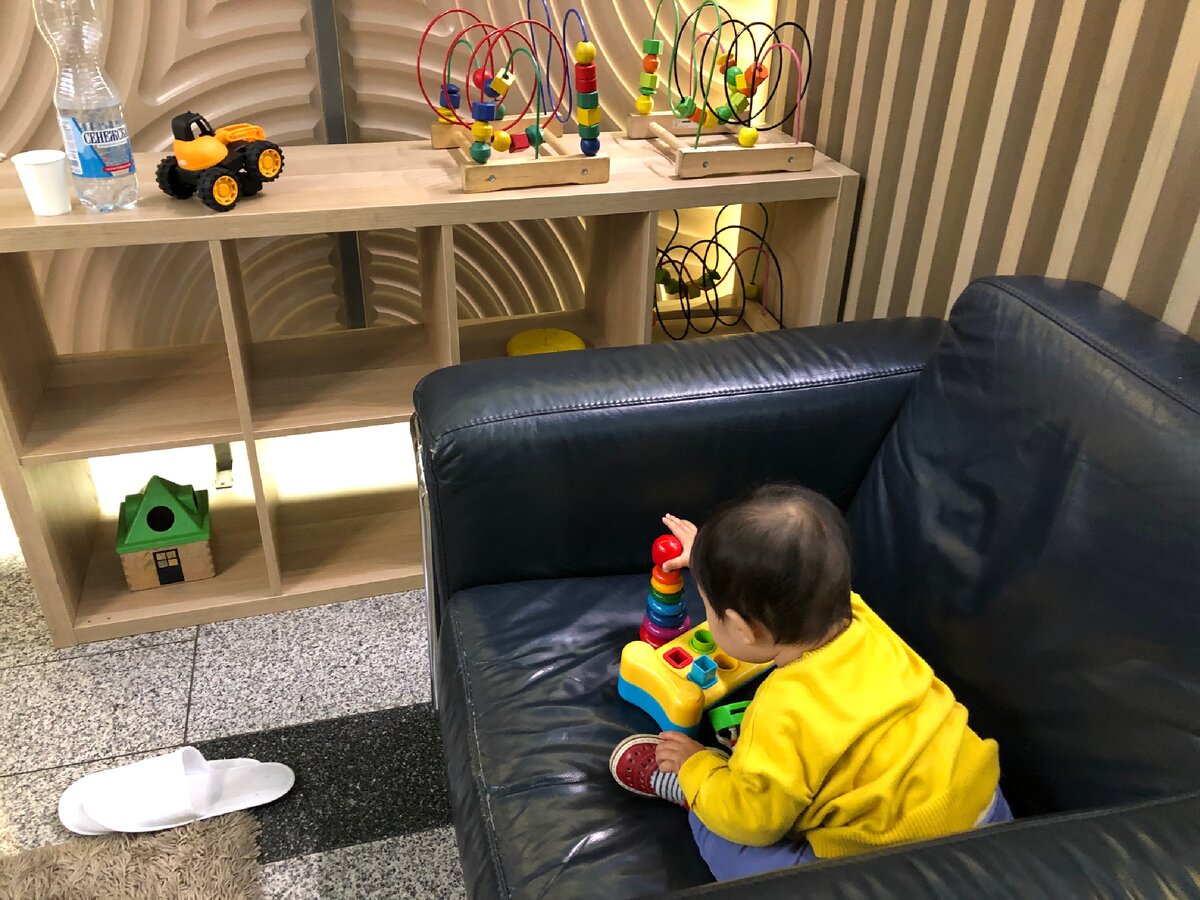 В зале ожидания 