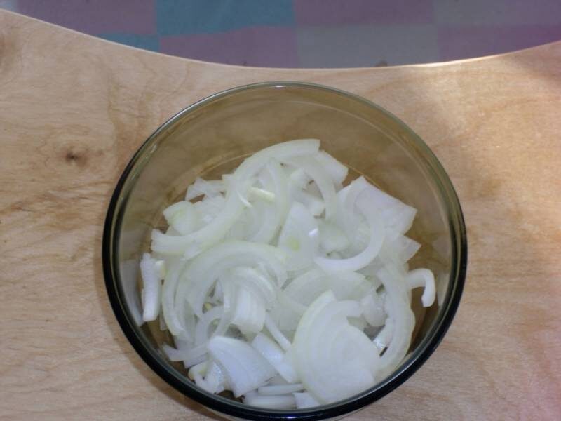 Лук режем полукольцами.