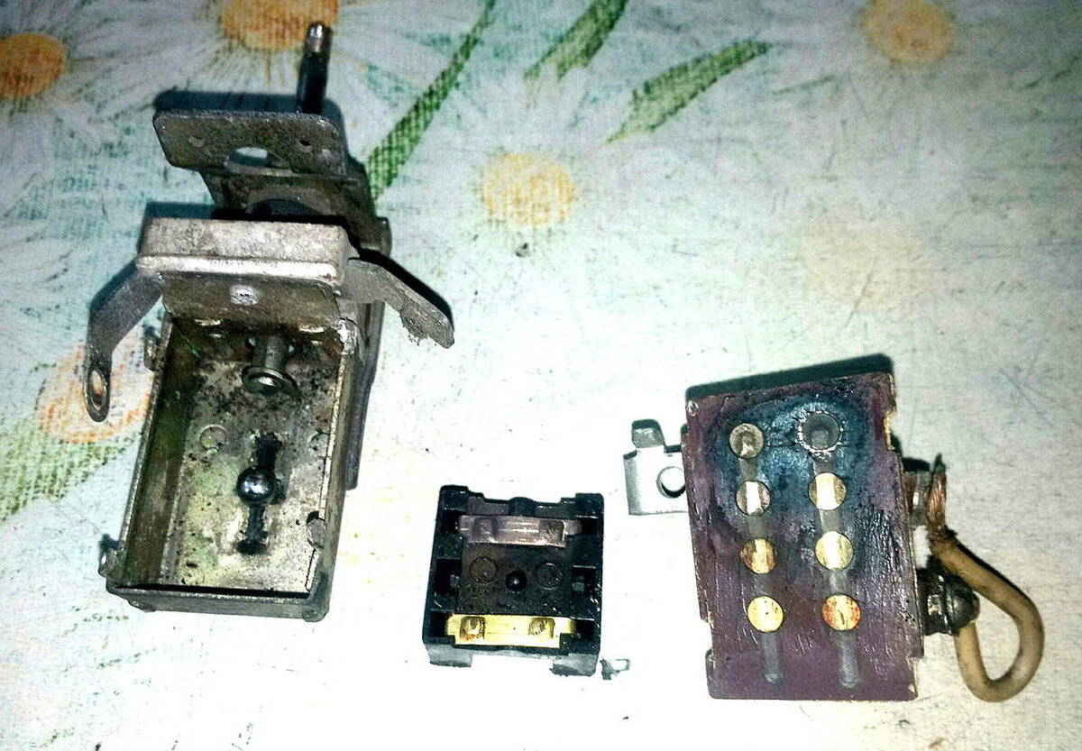 П-305 в разобраном виде. Оказалось обуглилась пара контактов.