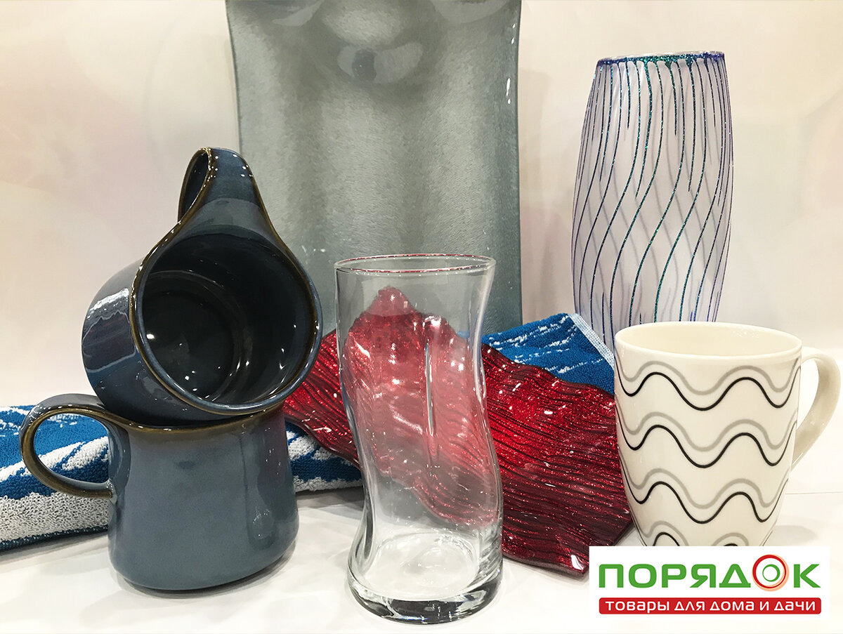 Вазы, ковры, зеркала, и даже постельное постельное белье и скатерти — волны в 2020 году будут украшать все возможные декоративные поверхности. 