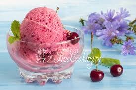 14 конфет  вишня  в шоколаде  250 мл молока  150 мл  сливок 1 яйцо 2  желтка  4 ст. ложки  вишнёвого ликёра  150 г сахара  80 мл  карамельного  сиропа  молоко  и сливки  налить  в кастрюлю  и довести  до кипения.в маленькую  мисочку  выложить яйцо, желтки, 50 г  сахара  и  влить   ликёр, слегка взбить.ввести эту смесь  в молоко  со сливками и взбивать  на  горячей   водяной   бане до тех пор, пока  масса  не  загустеет. добавить 6  мелко порубленных шоколадных вишнёвых  конфет. чтобы  крем застыл, поставить  его  на 30  мин в  холодильник. переложить  застывшую массу в  металлическую  миску  и убрать  на 4 ч   в морозилку.  оставшийся  сахар  кипятить  в 50 мл  воды до  тех пор, пока  масса не  приобретёт   золотистый  оттенок.  затем,  пользуясь ложкой,  растянуть  карамель в виде  волокон  на  бумаге  для  выпекания.специальной ложкой  сделать   из  мороженого  шарики и украсить  их карамелью, сиропом и оставшимися   конфетами.