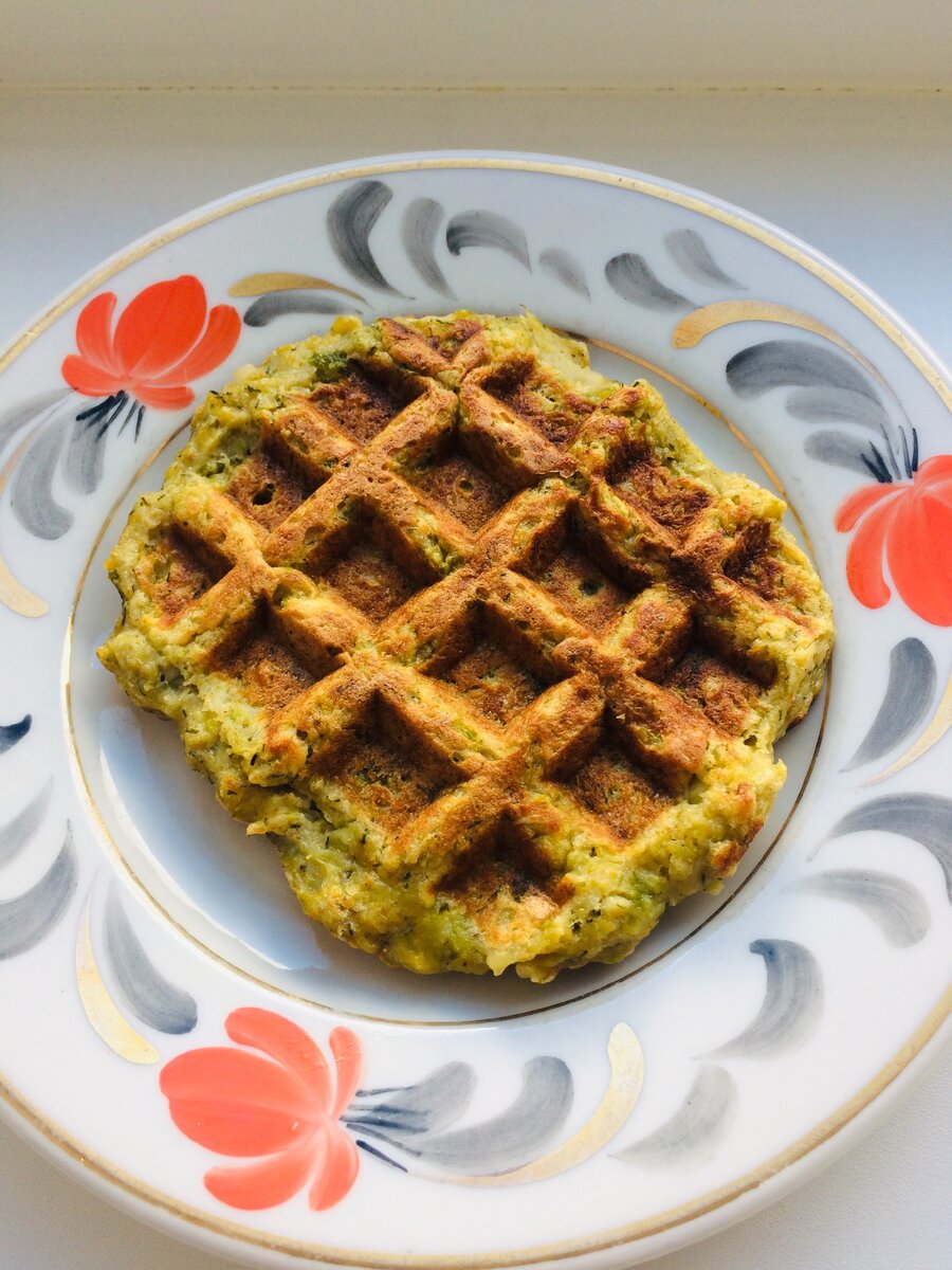 Вот такой одной штуки домашней вафли без глютена с брюссельской капустой и сыром в составе, приготовленной по рецепту ниже, достаточно на 1 порцию в качестве гарнира на обед / ужин или для полезного перекуса