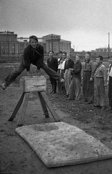 Сергей Васин. Прыжок через «козла». Дата съемки 1940-е. МАММ / МДФ