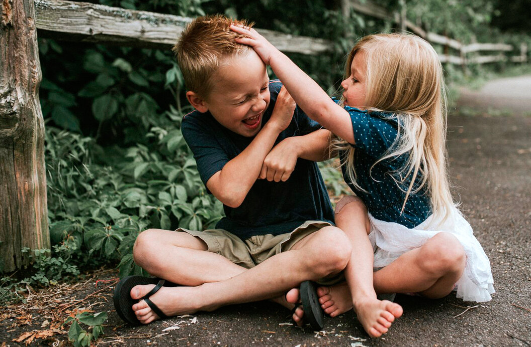 Девочка обижает мальчика 