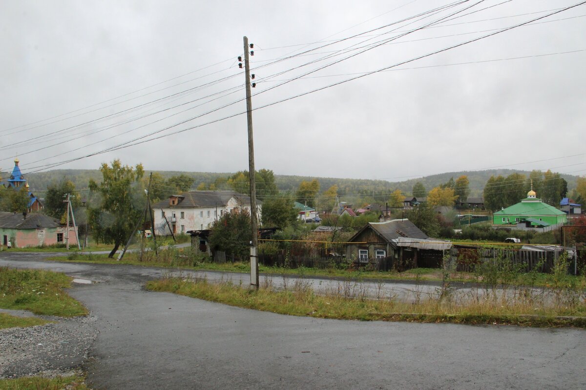 Мечеть и церковь перекликаются куполами. Половина населения Зюзелки - православные.