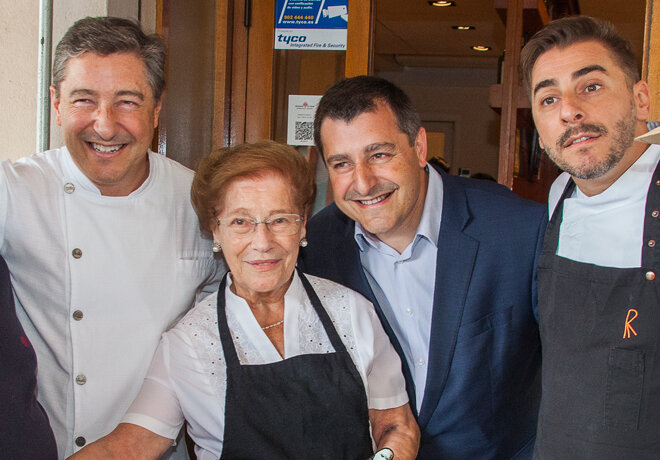 Три брата Жоан Рока, Жозеп Рока и Жорди Рока с мамой Монсеррат. Источник фото: Интернет