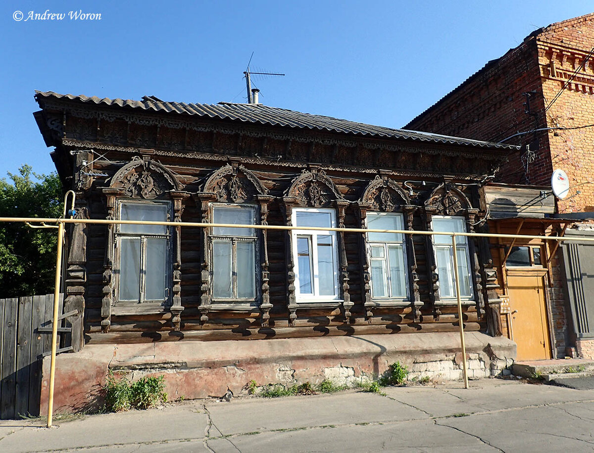 Один из деревянных домов у моста через реку 