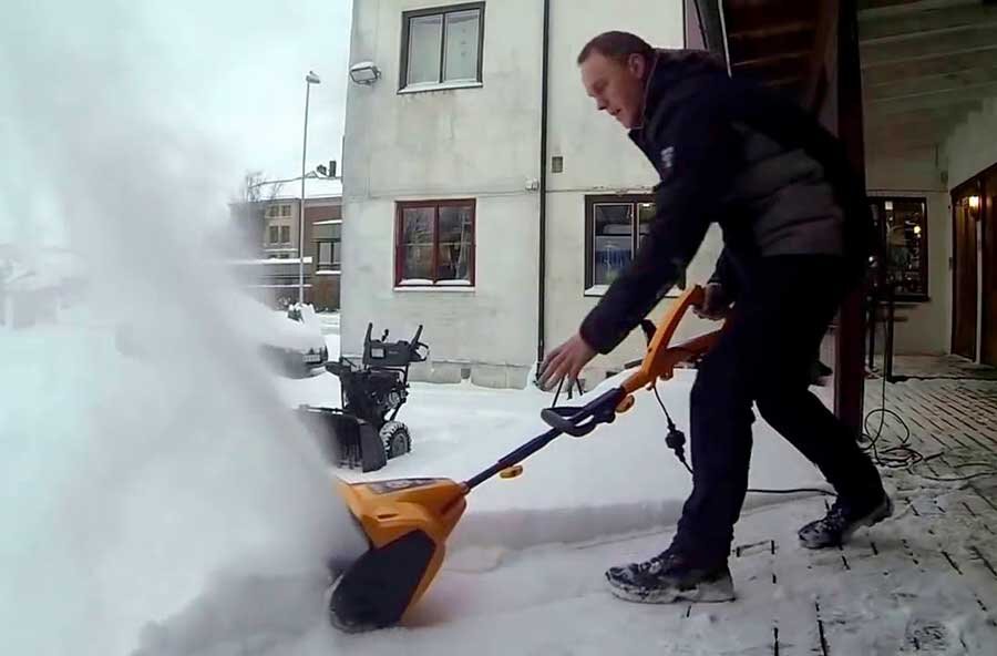 Электролопата для уборки снега — самый лёгкий электрический снегоуборщик