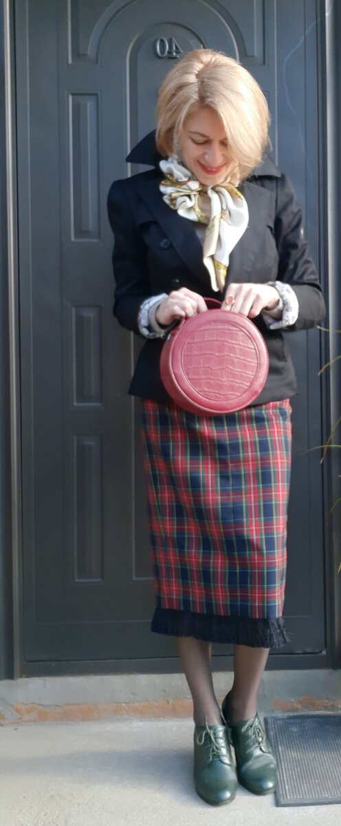 Юбка карандаш декорированная бахромой.