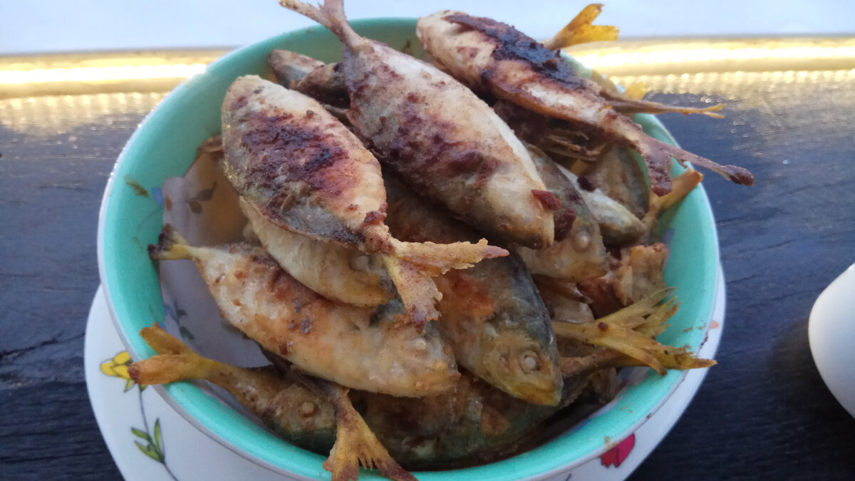 Мелкая вьетнамская рыбка, жаренная прямо с внутренностями