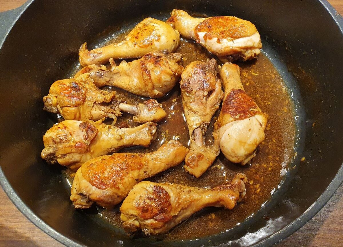 Куриная голень самый вкусный рецепт. Голень куриная. Голень на сковороде. Куриные голени на сковороде. Куриные голени на сковороде с подливкой.