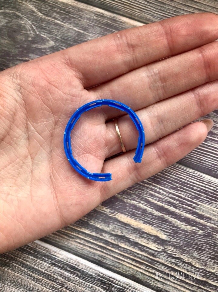 Пластиковое колечко от крышки бутылки