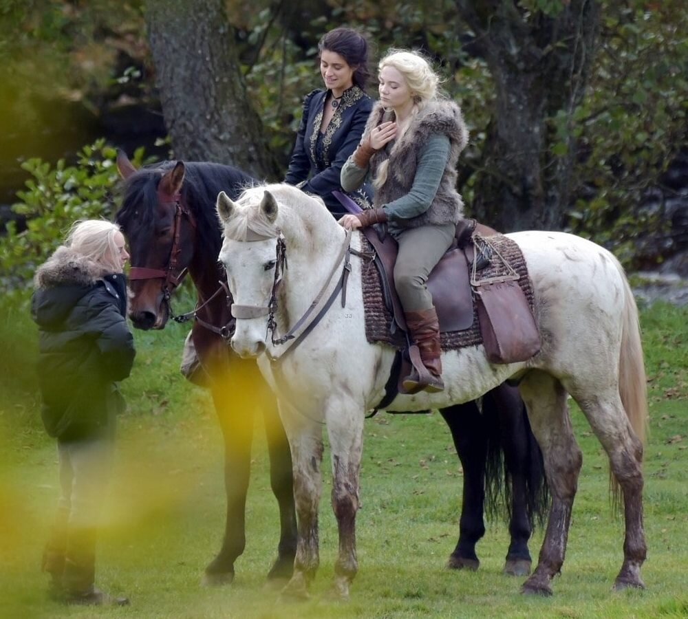 Аня Чалотра и Фрейя Аллан на съемках