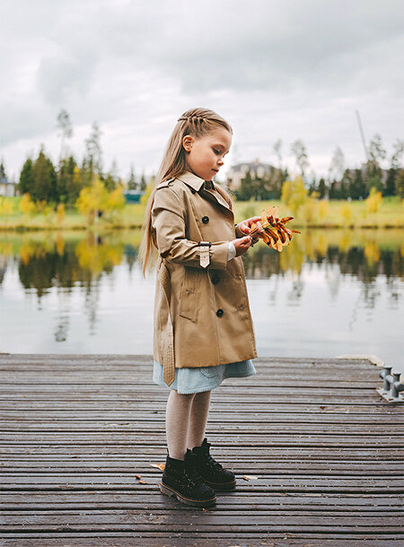 Гарик Харламов принял участие в записи нового выпуска видеоподкаста Данилы Поперечного "Без души" на YouTube, где рассказал о многих моментах личной жизни. В частности, 39-летний артист признался, что их с Кристиной Асмус дочь Анастасия до сих пор не знает о том, что родители больше не вместе.Гарик Харламов и Кристина Асмус с дочкой Настей в съемке HELLO!Настя до сих пор не знает, что мама и папа расстались. Но мы попытаемся ей рассказать так, чтобы это не было ударом. Мне самому было девять лет, когда папа уехал в Штаты, а мама осталась со мной… Я сам из семьи, в которой родители развелись. И мне не хотелось делать так же, как мой отец. Он просто хлопнул дверью и ушел,- рассказал Гарик, отметив, что к расставанию они с Кристиной шли долго:







Мы еще не развелись официально. У нас не было какого-то громкого прецедента перед разводом. Все произошло достаточно давно, когда мы с Кристиной поняли, что являемся совершенно разными людьми. Не знаю, как это объяснить. Со временем чувства ослабевают, все уходит, и ты понимаешь: вы из разных миров. В силу того, что мы, слава Богу, интеллигентные люди, нам удалось избежать скандалов.Гарик Харламов и Кристина Асмус с дочкой Настей в съемке HELLO!Напомним, новость о расставании Харламова и Асмус подтвердилась летом этого года. Об этом супруги сообщили на своих страницах в Instagram.8 лет в браке. Довела мужика. Простите, не удержалась)))) Ладно, шутки в сторону. К сожалению, мы тоже в тренде. Мы разводимся. Но я хочу сразу прояснить ситуацию. Что ни фильм "Текст", ни самоизоляция, ни кто-то третий в этом не виноват. Только мы сами. И это не хайп. Упаси Господь хайпиться на этом. Это решение не спонтанное. Оно обдумано довольно давно и сформулировано почти год назад. До того как это стало мейнстримом))))) Мы расстаёмся без грязи, с большим уважением друг к другу. И я сейчас переполнена благодарностью и большой человеческой любовью. Я очень надеюсь, что мы навсегда сможем сохранить теплые дружеские отношения во благо нашей дочки. Которую мы, безусловно, будем растить вместе, как любящие родители. В любом случае это болезненный процесс, и я прошу вас отнестись с пониманием к нашему решению. СМИ прошу не беспокоить, это бессмысленно. Никаких комментариев и интервью (во всяком случае пока) на эту тему не будет. Спасибо,- написала Кристина у себя в аккаунте. Она вышла замуж за Гарика в 2013 году. 5 января 2014 года у них родилась дочь Анастасия. Историю отношений пары и первую фотосессию их дочери читайте и смотрите в эксклюзивном материале HELLO!.