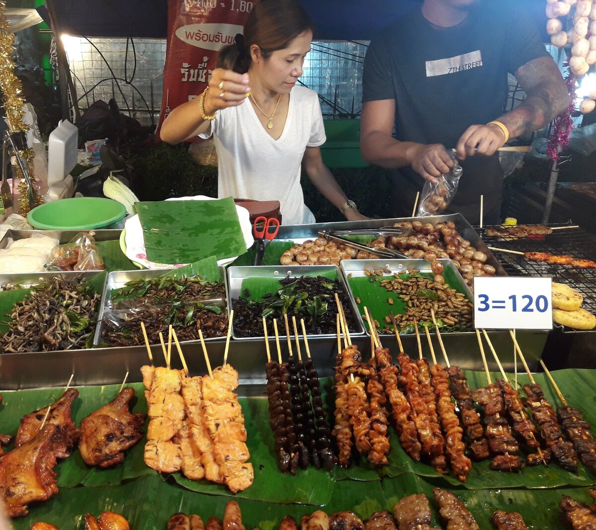 Мясо, насекомые на рынке Banzaan Market