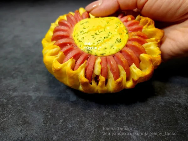 Вот именно для таких перекусов я стараюсь всегда готовить любые сытные вкусняшки, которыми можно  и дома перекусить, и на работу взять, если захочется. 