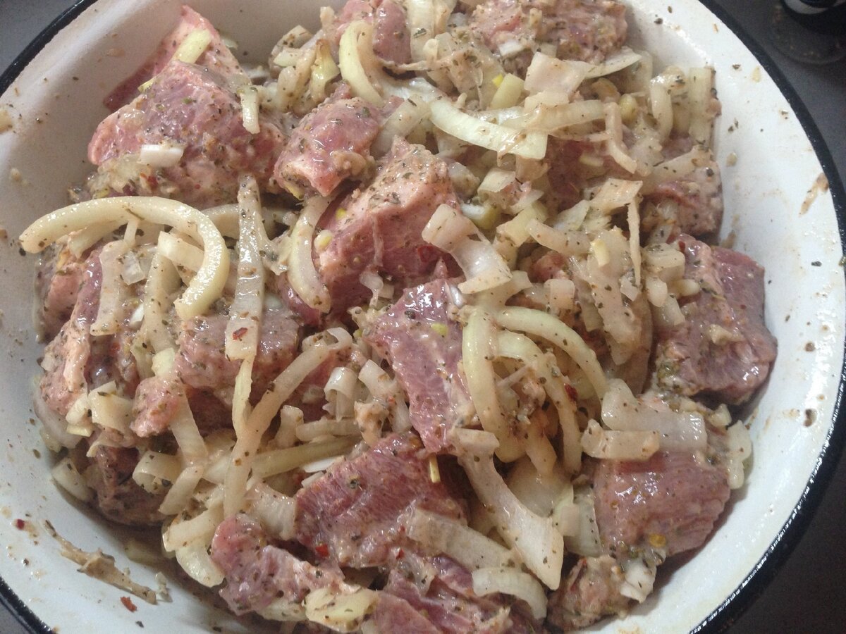 Мясо для шашлыка замаринованное в луке. Маринад для шашлыка из свинины. мариновка шашлыка. маринованное мясо для шашлыка. маринованный шашлык из свинины.