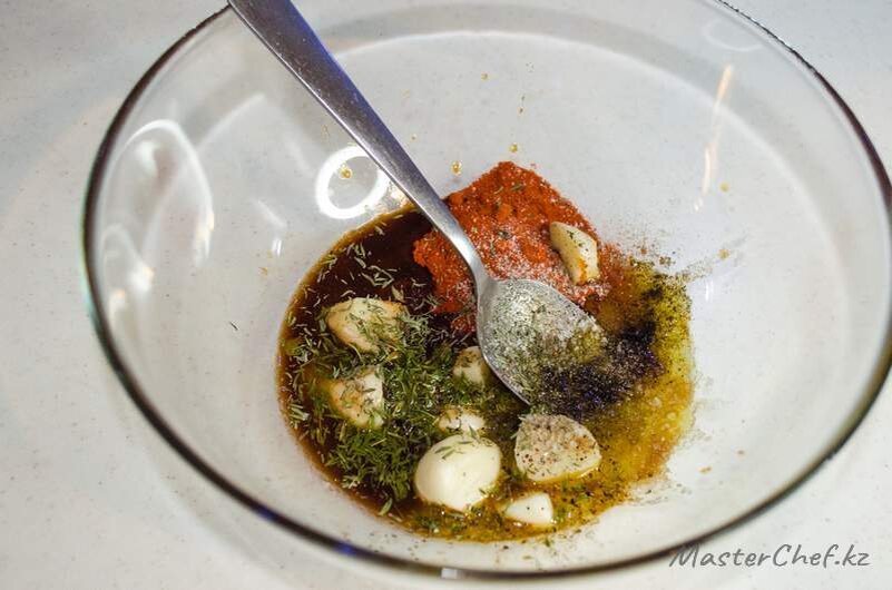 Смешиваем все ингредиенты для маринада, кроме пива. Хорошо перемешиваем.

