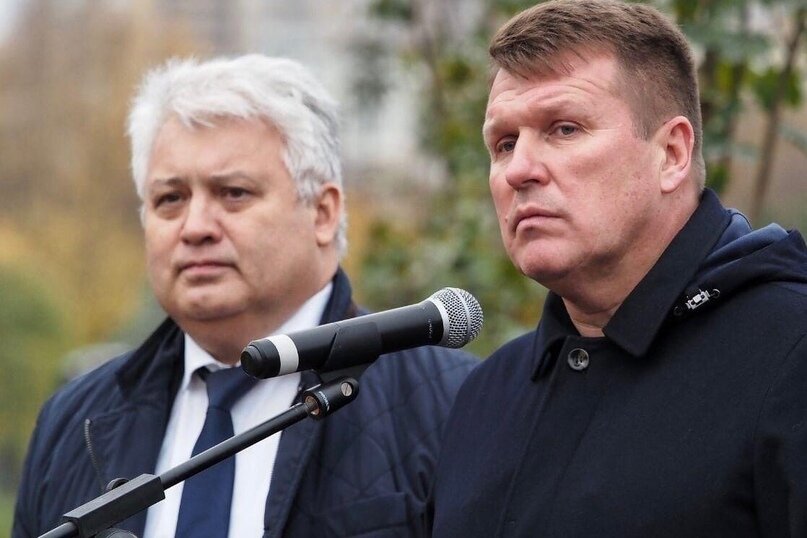 Вице-губернатор Петербурга Олег Эргашев и глава администрации Калининского района Василий Пониделко
