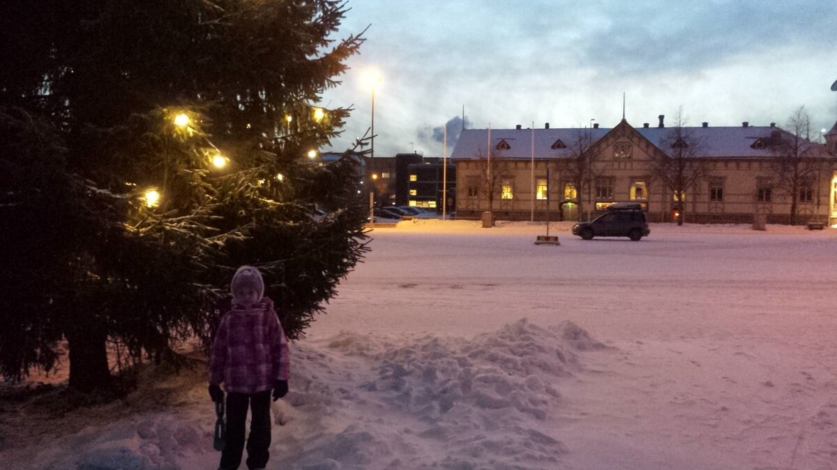 Беззаботно гуляет по Финляндии , еще не знает, что для нее мама задумала.