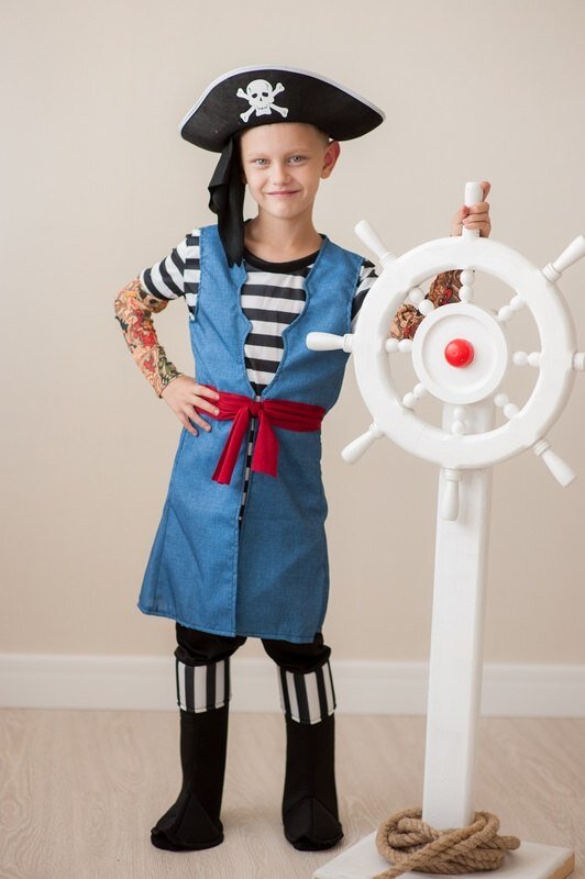 Костюм пирата. Даже нарукавник с татуировкой есть!